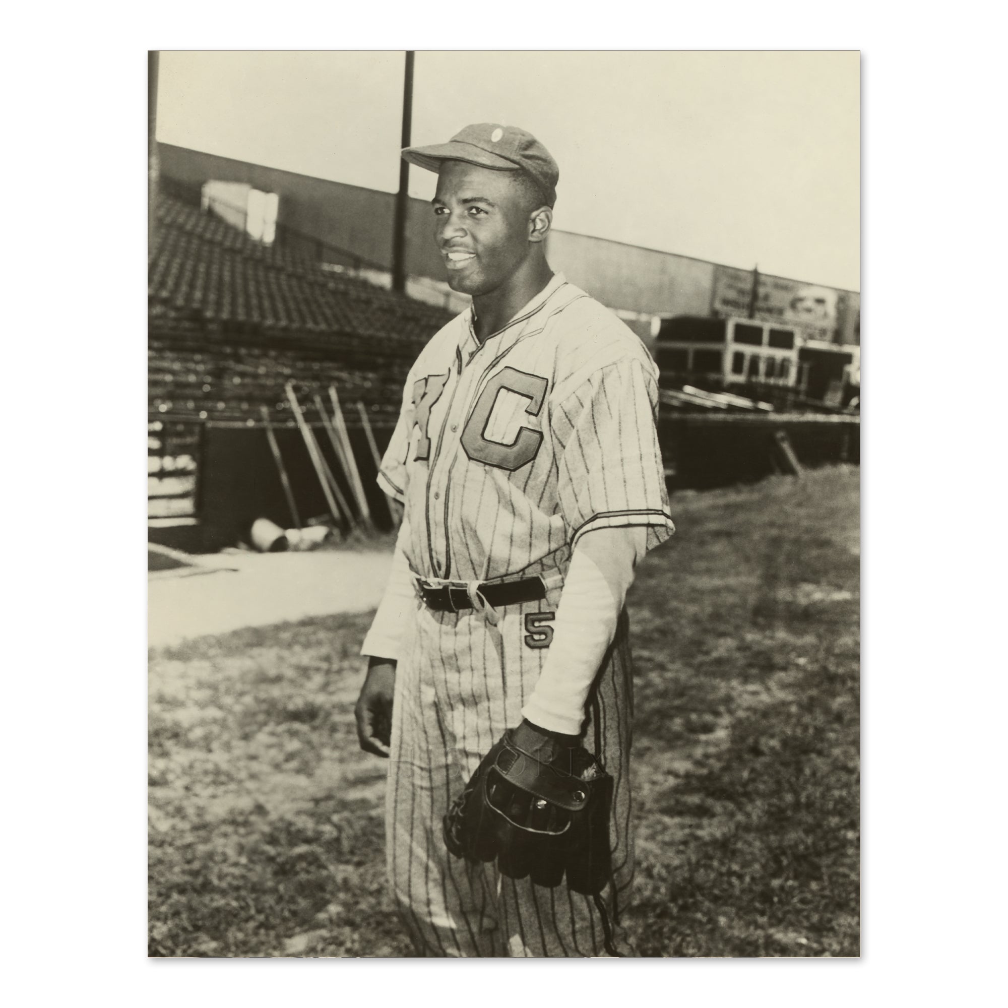 1945 Jackie Robinson in Kansas City Monarchs Uniform Photo Print – Historic  Prints